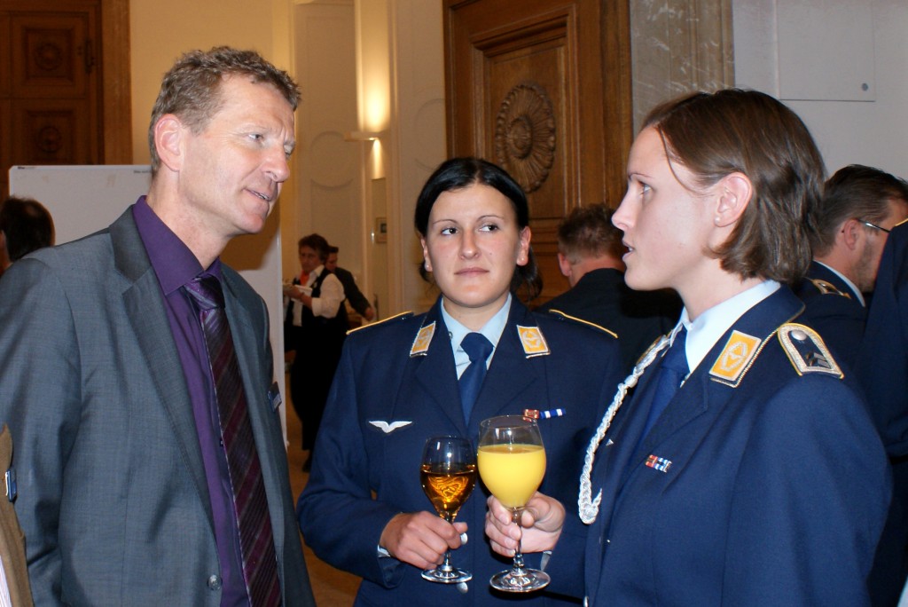 Im Gespräch mit zwei Soldatinnen der Luftwaffe